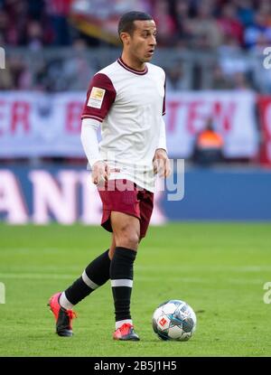 München, Deutschland. März 2020. Fußball: Bundesliga, Bayern München - FC Augsburg, 25. Spieltag in der Allianz Arena. Thiago aus München spielt Ball. Credit: Sven Hoppe / dpa / Alamy Live News Stockfoto