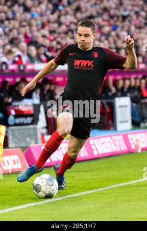 München, Deutschland. März 2020. Fußball: Bundesliga, Bayern München - FC Augsburg, 25. Spieltag in der Allianz Arena. Raphael Framberger aus Augsburg spielt den Ball. Credit: Matthias Balk / dpa / Alamy Live News Stockfoto