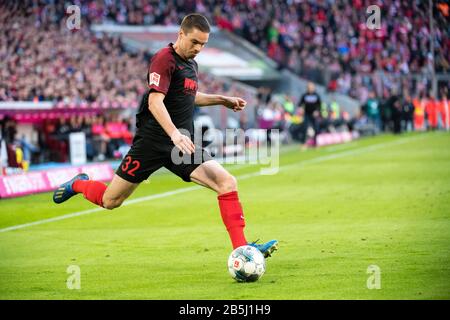 München, Deutschland. März 2020. Fußball: Bundesliga, Bayern München - FC Augsburg, 25. Spieltag in der Allianz Arena. Raphael Framberger aus Augsburg spielt den Ball. Credit: Matthias Balk / dpa / Alamy Live News Stockfoto