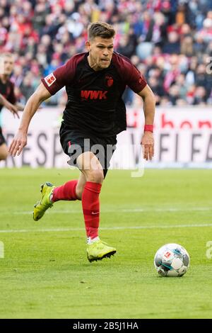 München, Deutschland. März 2020. Fußball: Bundesliga, Bayern München - FC Augsburg, 25. Spieltag in der Allianz Arena. Den Ball spielt Florian Niederlechner aus Augsburg. Credit: Matthias Balk / dpa / Alamy Live News Stockfoto