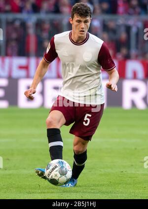 München, Deutschland. März 2020. Fußball: Bundesliga, Bayern München - FC Augsburg, 25. Spieltag in der Allianz Arena. Benjamin Paward aus München spielt Ball. Credit: Sven Hoppe / dpa / Alamy Live News Stockfoto