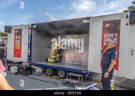 Demonstration, wie man Feuer in Speiseöl eindämmen kann Stockfoto