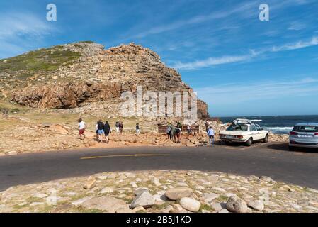 Kap der Guten Hoffnung, Westkappo, Südafrika, Dez. 2019. Besucher und Parkplätze am Kap der Guten Hoffnung mit Blick auf den Atlantik. Berühmtes Land Stockfoto