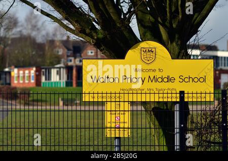 Stone/Großbritannien - 8. März 2020: Schild der Walton Priory Middle School. Stockfoto