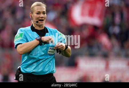 München, Deutschland. März 2020. Fußball: Bundesliga, Bayern München - FC Augsburg, 25. Spieltag in der Allianz Arena. Schiedsrichter Bibiana Steinhaus im Einsatz. Credit: Sven Hoppe / dpa / Alamy Live News Stockfoto