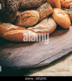 Backwarenkonzept. Brotlaiensortiment auf Holz. Traditionelles Badehaus, Kopierraum Stockfoto