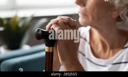 Traurige, einsame, reife Frau fühlt sich zu Hause depressiv an Stockfoto