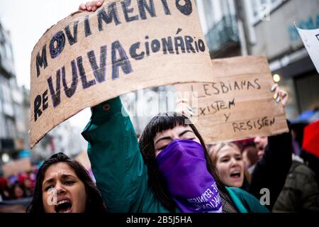 Ein Protestler sah während des Internationalen Frauentages, ein Plakat zu halten und Slogans zu schreien. Alle aournd Portugal Tausende von Menschen marschieren aus Protest gegen Ungleichheit, Diskriminierung und Gewalt in die wichtigsten Städte und fordern Veränderungen. Stockfoto