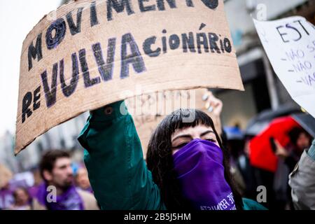 Ein Protestler sah während des Internationalen Frauentages, ein Plakat zu halten und Slogans zu schreien. Alle aournd Portugal Tausende von Menschen marschieren aus Protest gegen Ungleichheit, Diskriminierung und Gewalt in die wichtigsten Städte und fordern Veränderungen. Stockfoto