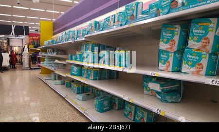 Windeln In Tesco Supermarkt Uk Stockfotografie Alamy