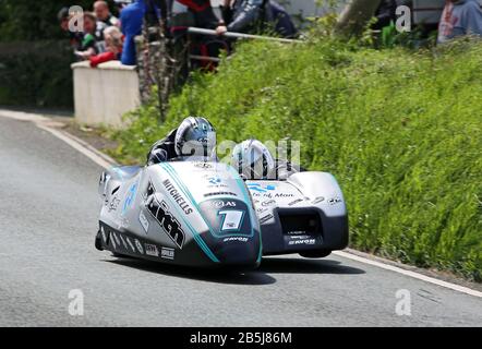 Ben und Tom Birchall an der Spitze von Barregarrow auf dem Weg zum Sieg beim Rennen der Insel man Sidecar TT 2019. Stockfoto