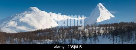 Panorama der verschneiten Fjorde und Bergkette, Senja, Norwegen. Erstaunliche Natur Norwegen Meer beliebte Touristenattraktion Die Besten berühmten Reiseziele. Stockfoto