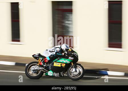 Michael Dunlop verlässt den Parliament Square, Ramsey, auf dem 650 Paton während des Motorradrennens Supertwin TT 2019 auf der Insel Man Stockfoto