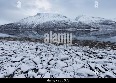 Panorama der verschneiten Fjorde und Bergkette, Senja, Norwegen. Erstaunliche Natur Norwegen Meer beliebte Touristenattraktion Die Besten berühmten Reiseziele. Stockfoto