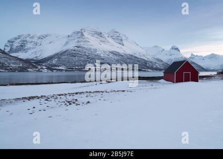 Panorama der verschneiten Fjorde und Bergkette, Senja, Norwegen. Erstaunliche Natur Norwegen Meer beliebte Touristenattraktion Die Besten berühmten Reiseziele. Stockfoto