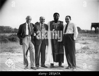 Spielautor HANS MULLER Regisseur HANNS SCHWARZ Star EMIL JANNINGS als Opernsänger Albert Winkelmann im Kostüm als Othello und Produzent ERICH POMMER auf Set Candid während der Dreharbeiten zu LIEBLING DER GOTTER 1930 Universum Film (UFA) Stockfoto