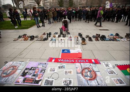 Schuhe, die von mehreren Frauen als Zeichen der Todesfälle hinterlassen wurden, die jedes Jahr auf der ganzen Welt während der Demonstration auftreten.Hunderte von Frauen haben sich in Pamplona zugunsten freier und feministischer Frauen versammelt, Mit Plakaten und Sprüchen aller Art während der Feier des Internationalen Frauentages. Stockfoto