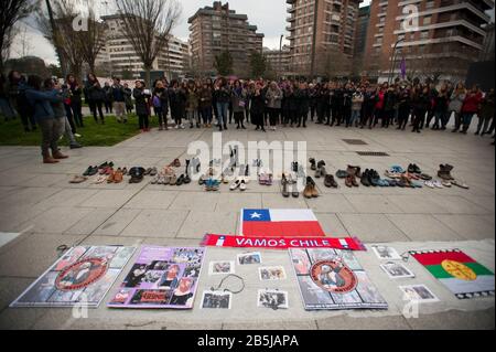 Schuhe, die von mehreren Frauen als Zeichen der Todesfälle hinterlassen wurden, die jedes Jahr auf der ganzen Welt während der Demonstration auftreten.Hunderte von Frauen haben sich in Pamplona zugunsten freier und feministischer Frauen versammelt, Mit Plakaten und Sprüchen aller Art während der Feier des Internationalen Frauentages. Stockfoto