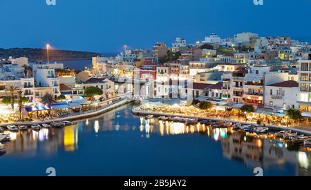 Blick auf den Hafen von Agios Nikolaos, Krete, Griechenland. Stockfoto