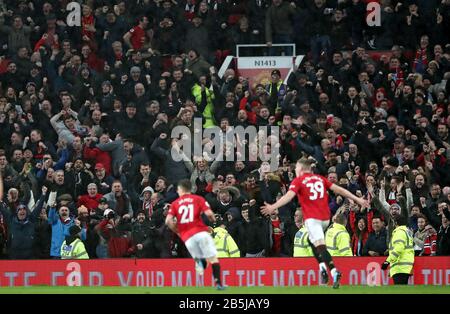 Scott McTominay von Manchester United feiert das zweite Tor seiner Mannschaft während des Premier-League-Spiels in Old Trafford, Manchester. Stockfoto