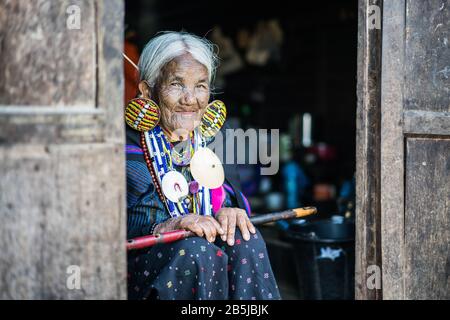 Lokale Frau mit tätowiertem Gesicht aus Dorf Mindat, Chin-Staat, Myanmar, Asien. Stockfoto