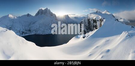 Panorama der verschneiten Fjorde und der Bergkette, Senja, Norwegen Erstaunliche Natur Meer beliebte Touristenattraktion Norwegen. Beste berühmte Reisestandorte. Stockfoto