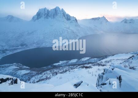 Panorama der verschneiten Fjorde und Bergkette, Senja, Norwegen. Erstaunliche Natur Norwegen Meer beliebte Touristenattraktion Die Besten berühmten Reiseziele. Stockfoto