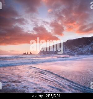 Reynisdrangar Felsformationen am Kap Dyrholaey, Dorf Vik i Myrdal. Erstaunliche Island Natur Seascape beliebte Touristenattraktion. Beste Berühmtes Stockfoto