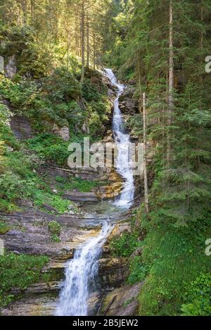 Wasserfall auf Felsen in einem Bergwald in Tyrol, Österreich Stockfoto