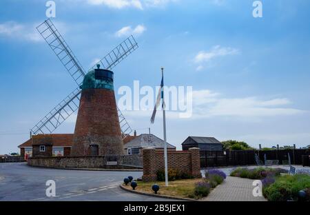 Medmerry Windmill, Tower Mill aus dem frühen 19. Jahrhundert, Grade II Listed Building Selsey, Chichester, West Sussex UK. Stockfoto