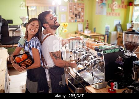 Lächelnd Mann und Frau Kellner Schürze an der Bar oder im Café Stockfoto
