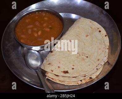 Traditionelle Punjabi Rajma Masala (rote Bohnen) mit Roti oder Chapati oder Fulka. Ein traditionelles indisches Gericht oder Essen. Indische Küche, indische Küche, Küche Stockfoto