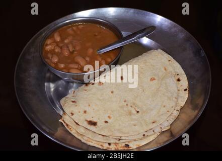 Punjabi Rajma Curry mit Roti oder Chapati oder Fulka. Ein traditionelles indisches Gericht oder Essen. Indische Küche, indische Küche, indische Küche Stockfoto