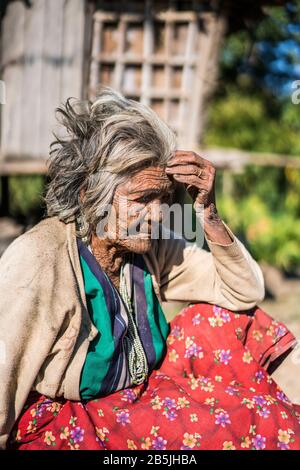 Lokale Frau mit tätowiertem Gesicht aus Dorf Mindat, Chin-Staat, Myanmar, Asien. Stockfoto