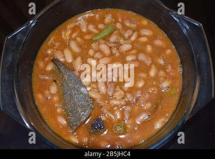 Top-Schuss von köstlichen Rajma (rote Bohnen) serviert heiß auf einem Glas Schüssel. Rajma ist ein berühmtes Gericht in Nordindien. Punjabi, indische Küche, indische Küche Stockfoto