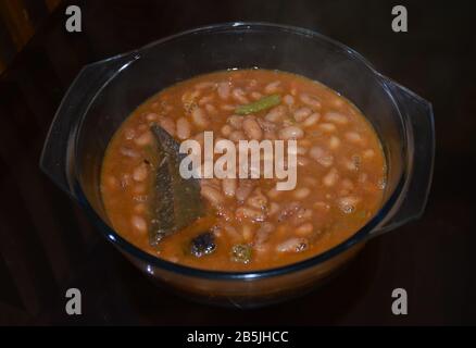 Rajma Curry oder rote Bohnen serviert heiß auf einer Glasschüssel. Rajma ist ein beliebtes indisches punjabi-Essen. Indische Küche, indische Küche, indische Küche Stockfoto