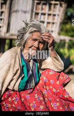 Lokale Frau mit tätowiertem Gesicht aus Dorf Mindat, Chin-Staat, Myanmar, Asien. Stockfoto