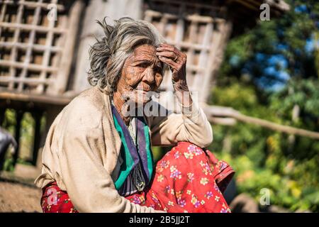 Lokale Frau mit tätowiertem Gesicht aus Dorf Mindat, Chin-Staat, Myanmar, Asien. Stockfoto