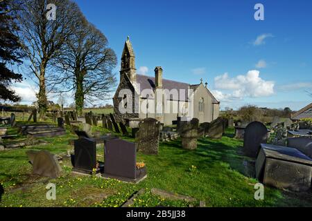 Die St Sadwrn's Church, Llansadwrn, Anglesey, wurde im Jahr 1881 erbaut und ist heute ein denkmalgeschütztes Gebäude der Kategorie II*. Stockfoto