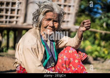 Lokale Frau mit tätowiertem Gesicht aus Dorf Mindat, Chin-Staat, Myanmar, Asien. Stockfoto