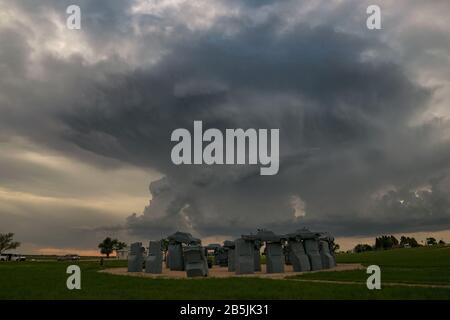 Nebraska Touristenattraktion mit dem Titel "Carhenge" mit einem schweren Gewitter im Hintergrund Stockfoto