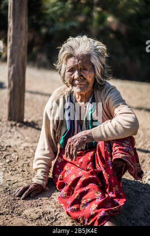 Lokale Frau mit tätowiertem Gesicht aus Dorf Mindat, Chin-Staat, Myanmar, Asien. Stockfoto