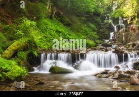 Landschaft des Wasserfalls Shypit im ukrainischen Karpatengebirge auf der langen Exposition Stockfoto