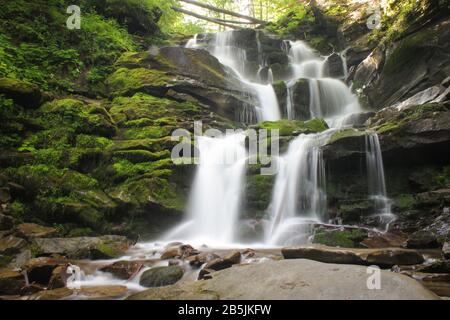 Landschaft des Wasserfalls Shypit im ukrainischen Karpatengebirge auf der langen Exposition Stockfoto