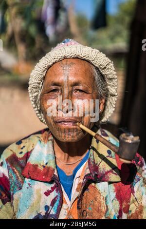 Lokale Frau mit tätowiertem Gesicht aus Dorf Mindat, Chin-Staat, Myanmar, Asien. Stockfoto