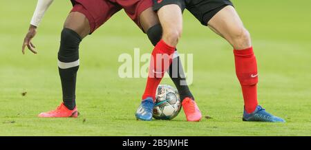 München, Deutschland. März 2020. Legs, Ball, Feature GES/Soccer/1.Bundesliga: FC Bayern München - FC Augsburg, 08.03.2020 Fußball/Fußball: 1.Bundesliga: Bayern München gegen FC Augsburg, München, 8. März 2020 weltweite Nutzung Credit: Dpa/Alamy Live News Stockfoto