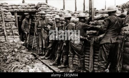 Soldaten der 1. kanadischen Division nahe im Departement Nord in der Region Hauts-de-France in Nordfrankreich im Jahr 1916. Sie befinden sich in einem Brustgraben, der aus einer oberirdisch errichteten Mauer aus Sandsäcken, Holz und Wellblech besteht. Stockfoto