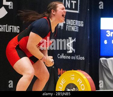 Columbus, Ohio, USA. 8. März 2020.Juliana Rioto (USA) hebt 100 kg in der Klasse 87kg auf der IWF Rogue World Challenge im Arnold Sports Festival in Columbus, Ohio, USA. Columbus, Ohio, USA. Kredit: Brent Clark/Alamy Live News Stockfoto