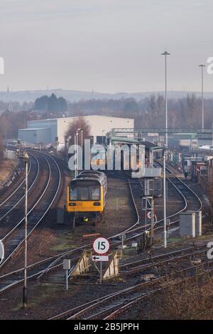 Northern Rail Züge im Newton Heath Traction Maintenance Depot Manchester mit einer Klasse 142 Pacer in der Nähe Stockfoto