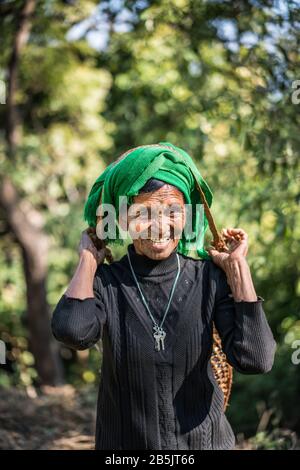 Lokale Frau mit tätowiertem Gesicht aus Dorf Mindat, Chin-Staat, Myanmar, Asien. Stockfoto
